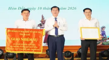 خصصت مقاطعة آن جيانغ أكثر من 8 مليارات دونغ فيتنامي لتنظيم مهرجان تشول تشنام ثماي تيت للعسكريين والمدنيين.